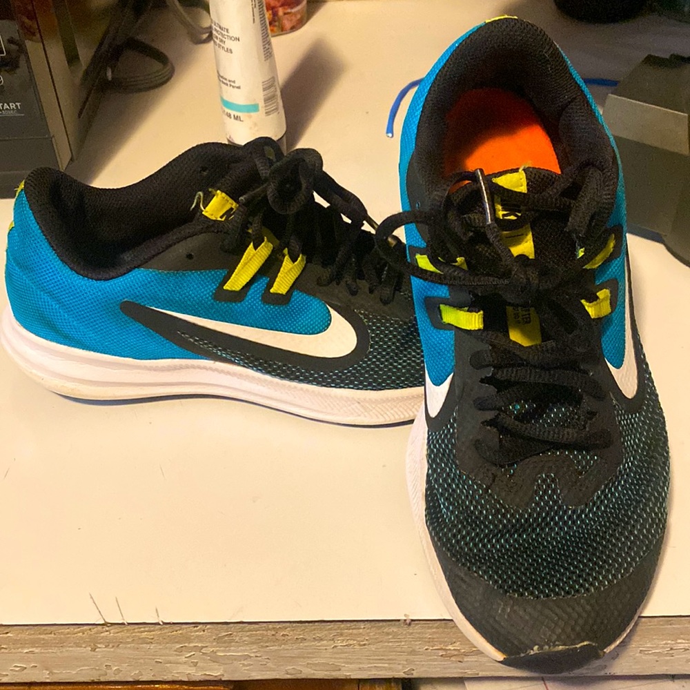 Size 5.5 Y , girl’s Nike shoes .